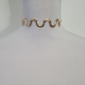 Elegant Gold Wave Choker Necklace